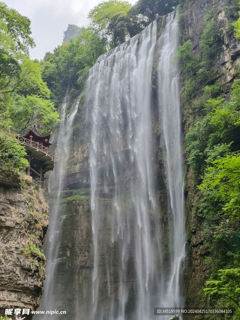 山泉瀑布