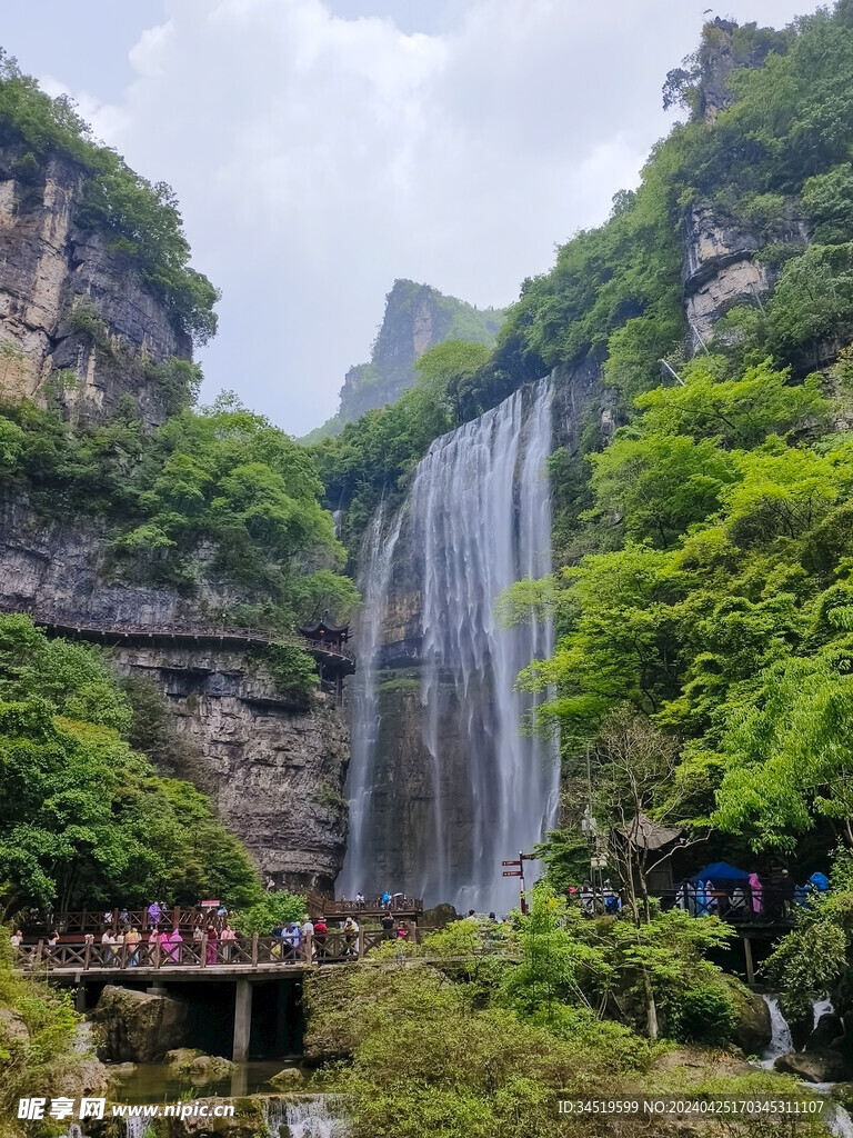 瀑布流水