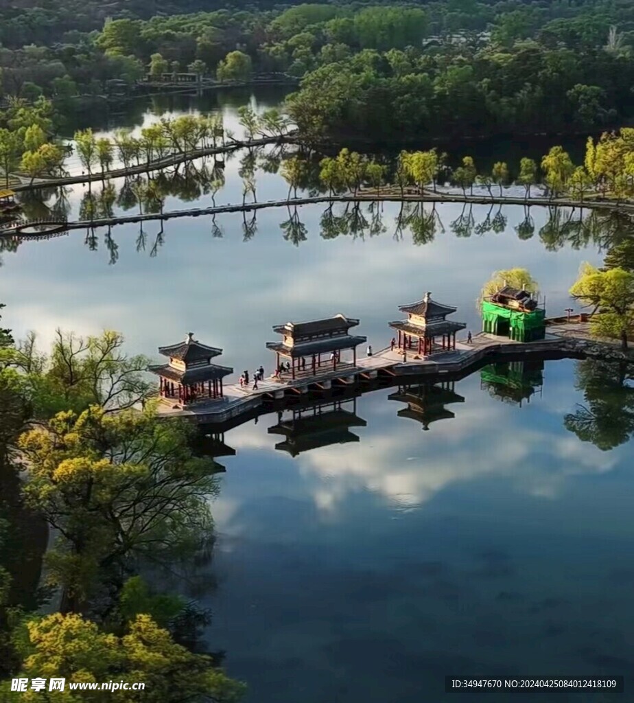 水上的亭子