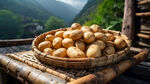 漂亮的竹篾框装着10个土豆，放在木桌上，远处是大雾群山     土家族吊脚楼