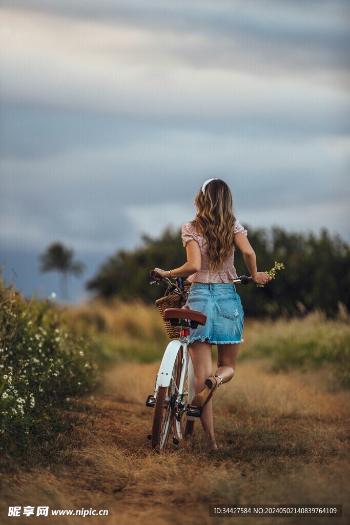 自行车和少女