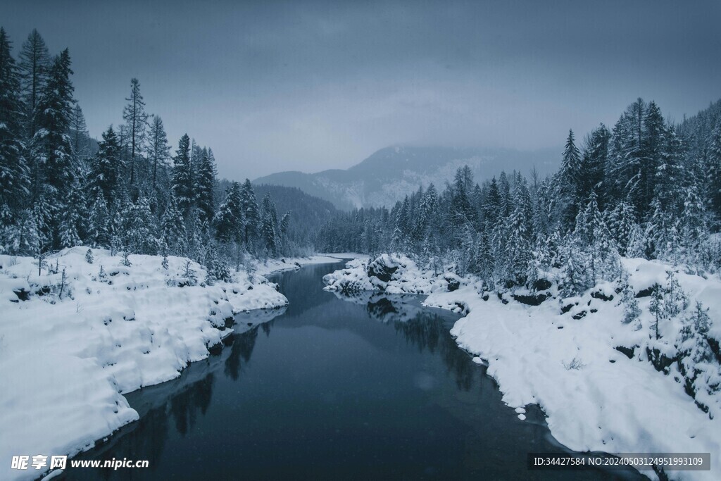 湖边雪景