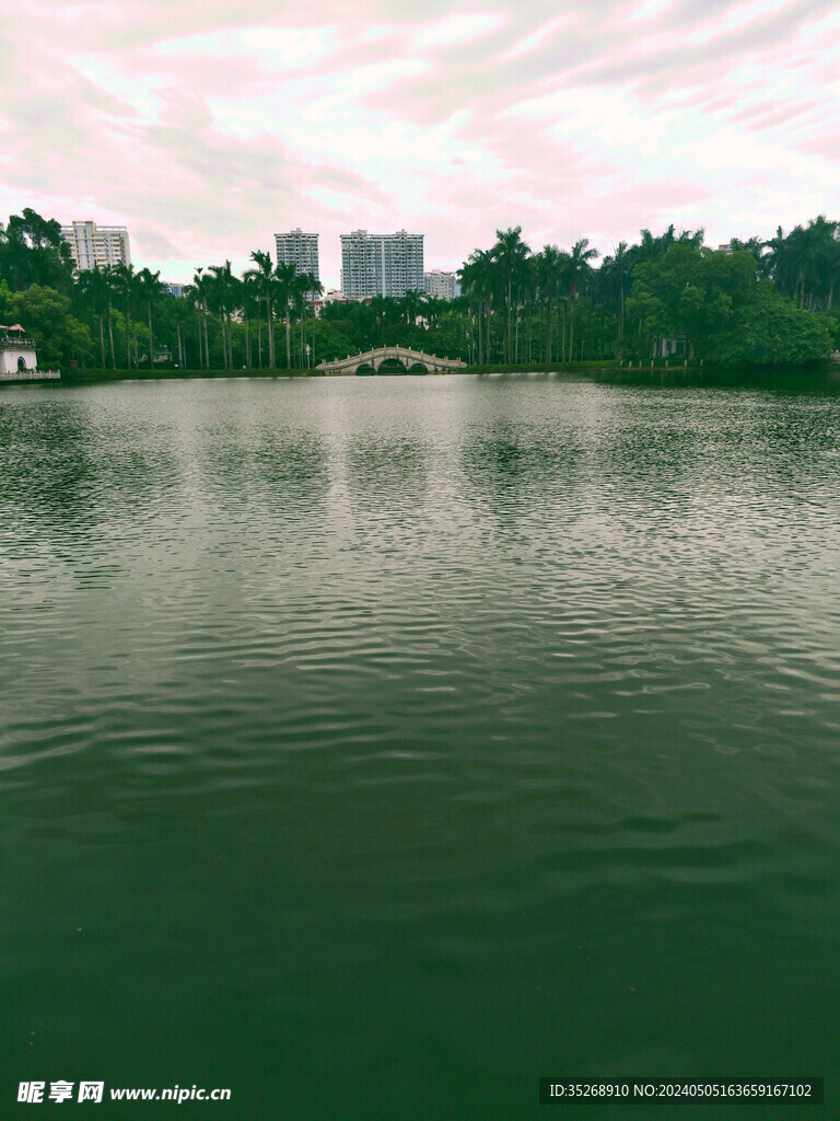 公园湖水