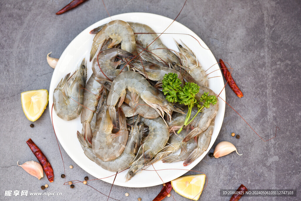 盘子里生虾
