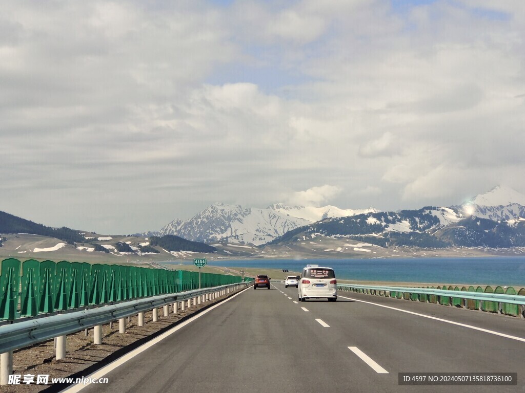 天山下道路