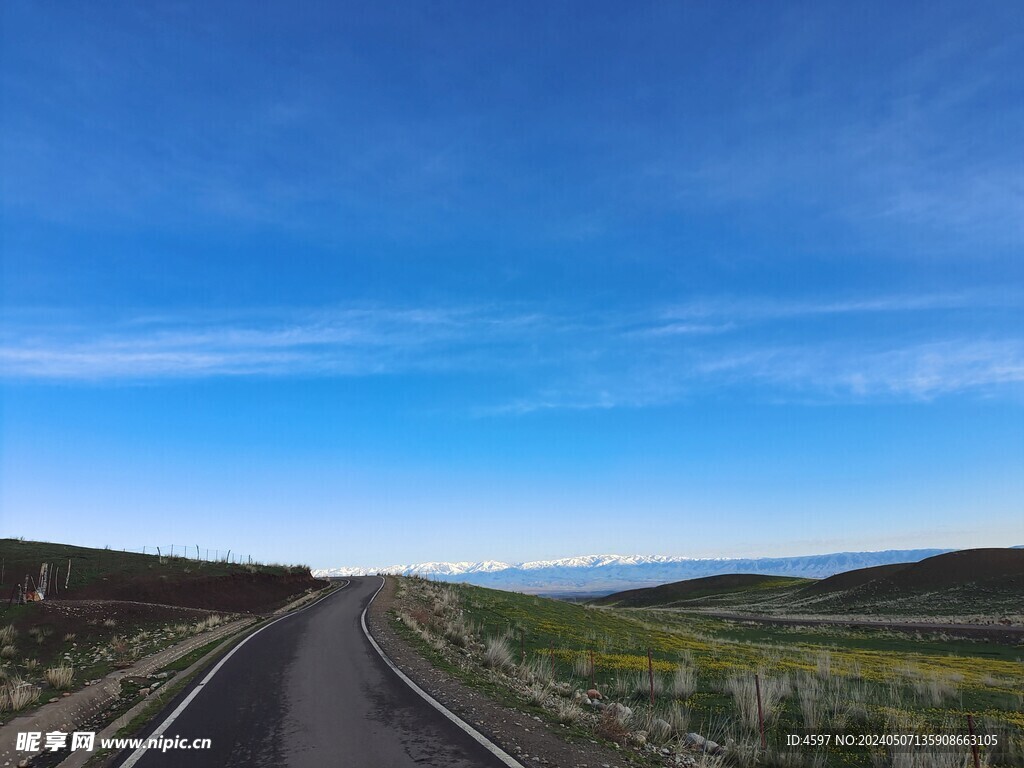 天山下道路