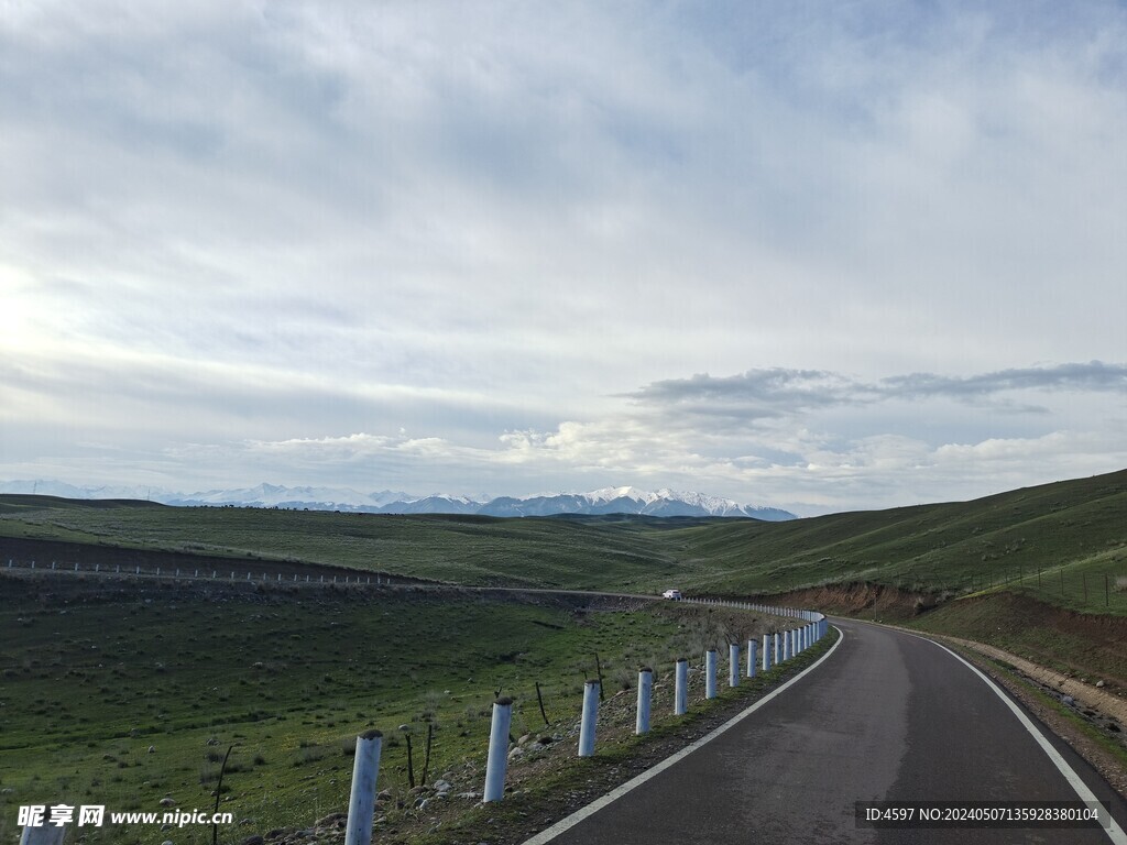 天山下道路