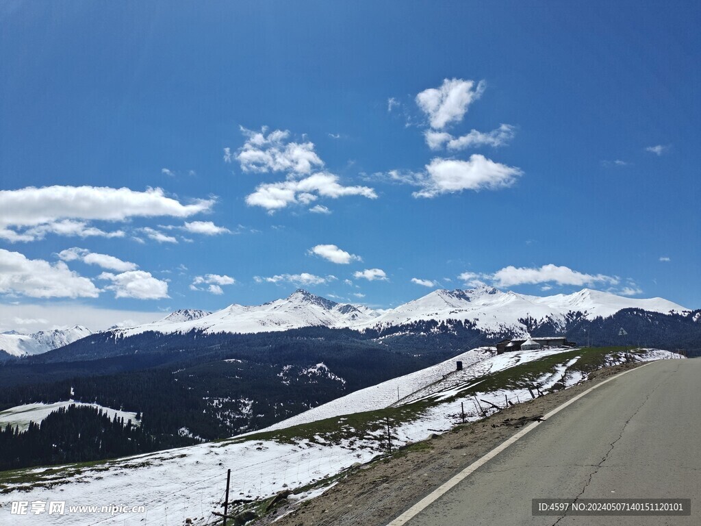 天山下道路