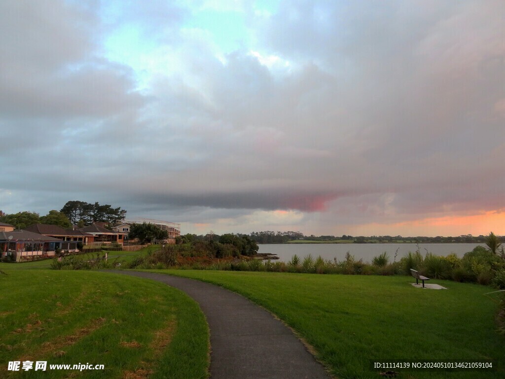 傍晚奥克兰海滨小镇风景