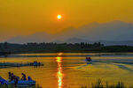 夕阳下的湖面