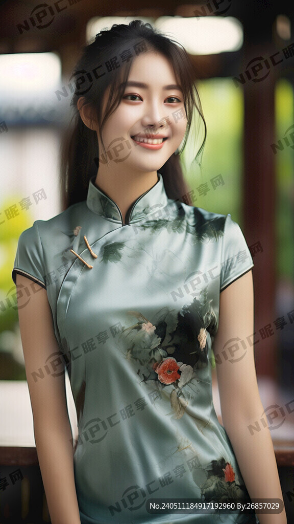 带微笑的旗袍年轻美女  全身照