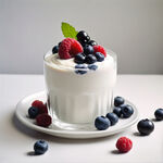 用透明杯子装着酸奶，酸奶上有蓝莓和树莓，酸奶纯白色，正视图，纯白背景，写实风格
