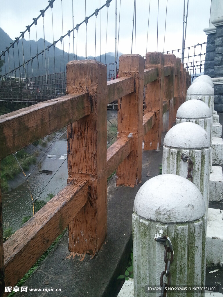 悬索桥栏河水