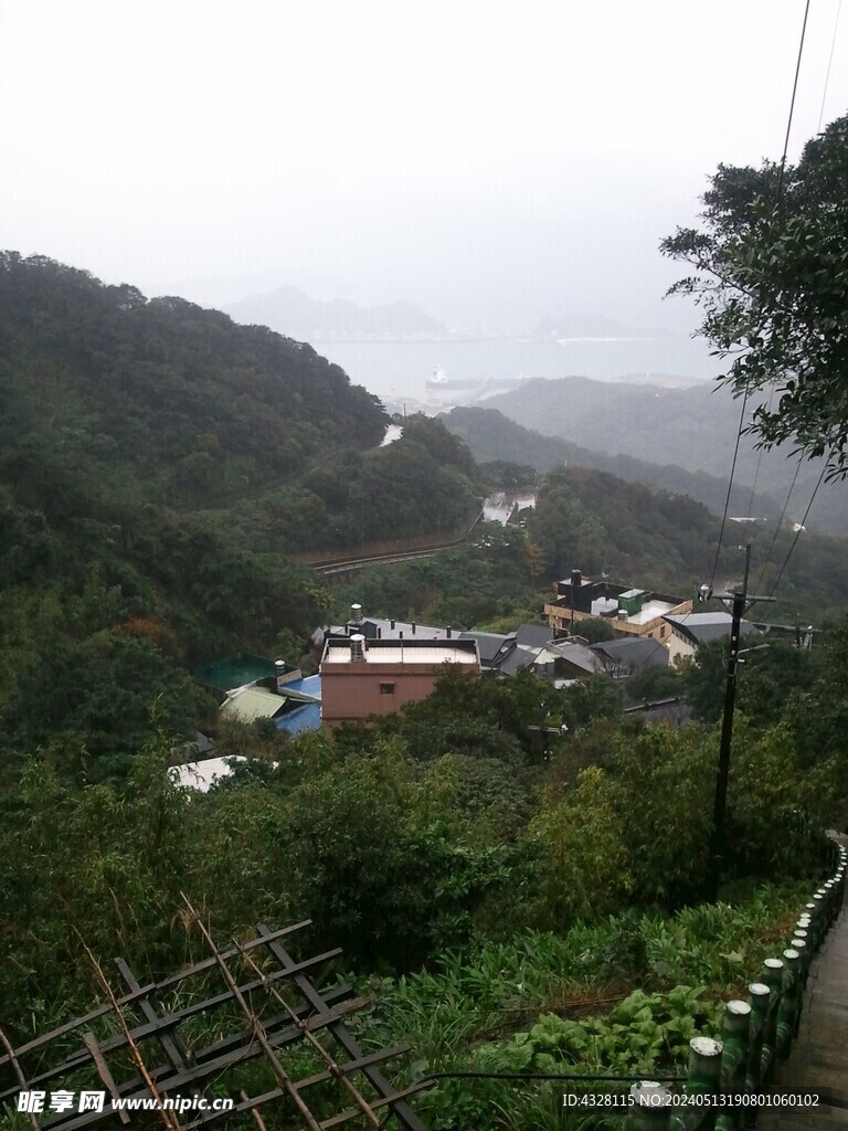 阴天山峰山间建筑