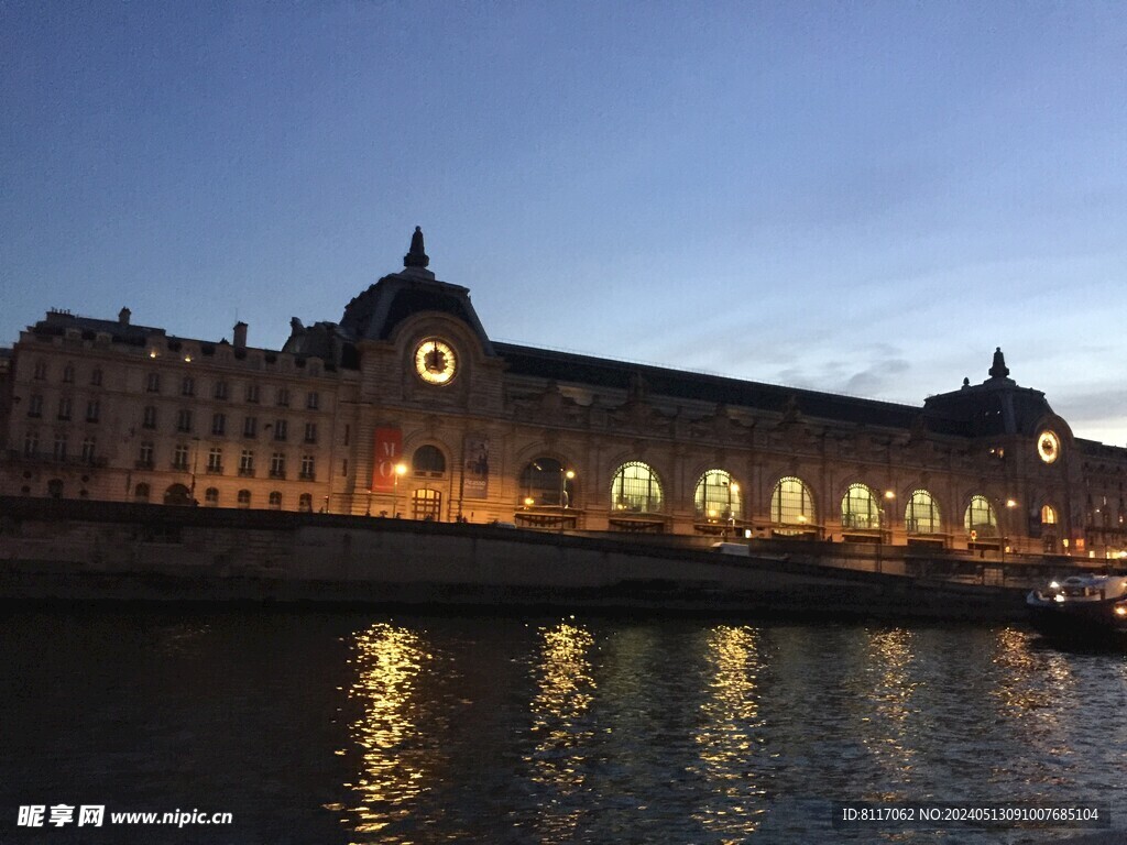 巴黎塞纳河畔夜景