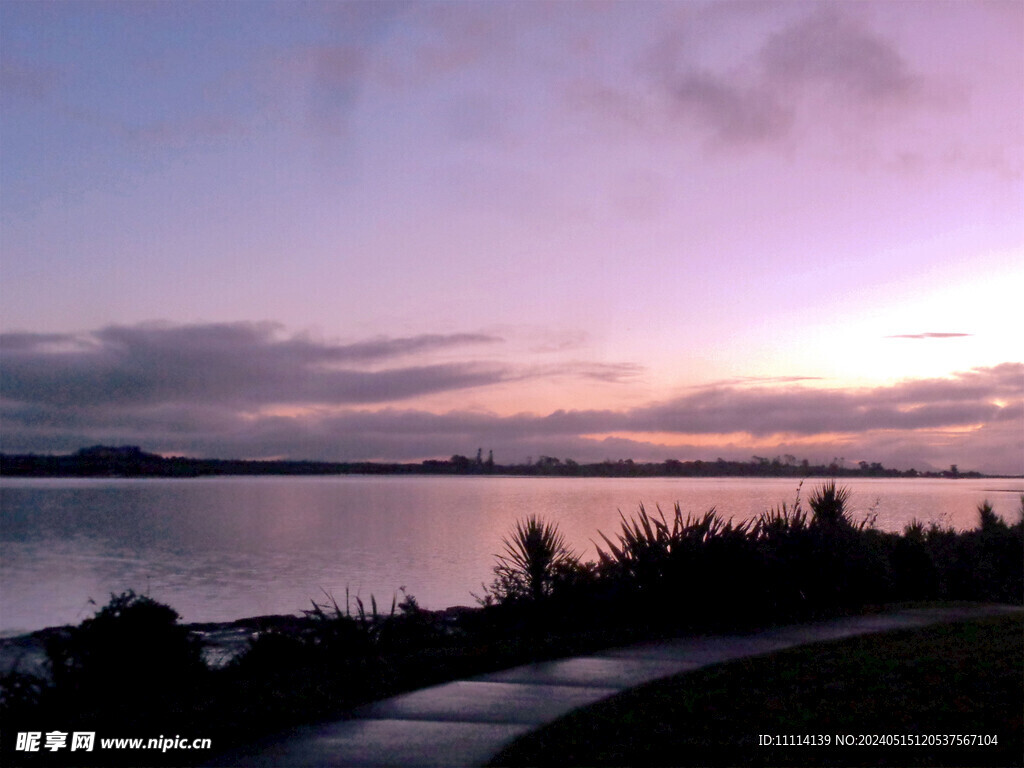 海滨雨后黄昏风景