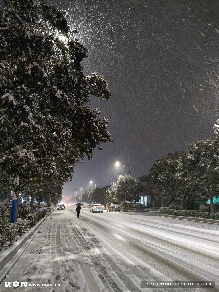 路灯下的雪