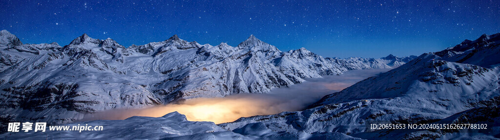 雪山云雾星空