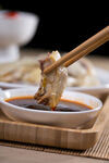 筷子夹鸡块