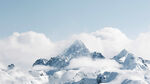 高耸雪山