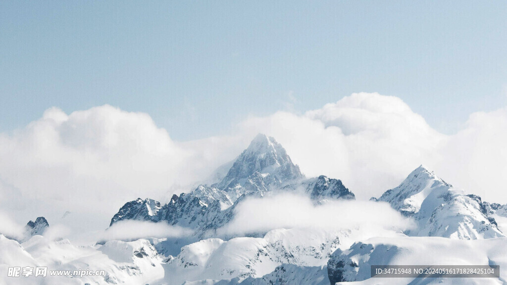 高耸雪山