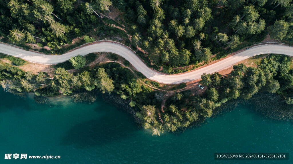 鸟瞰临海蜿蜒公路