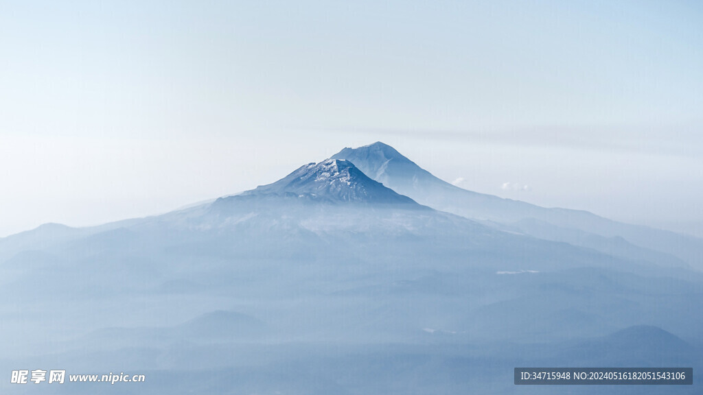 高耸入云的山峰