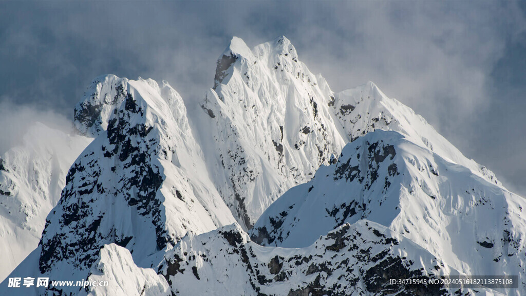 高耸的雪山