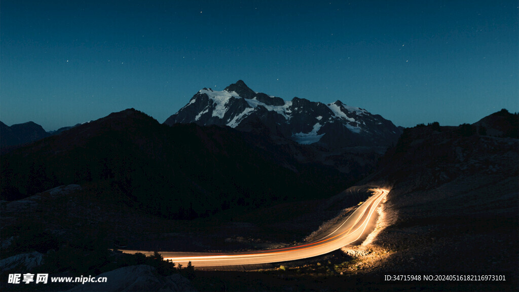 夜晚高耸的山峰