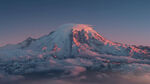 高耸雪山