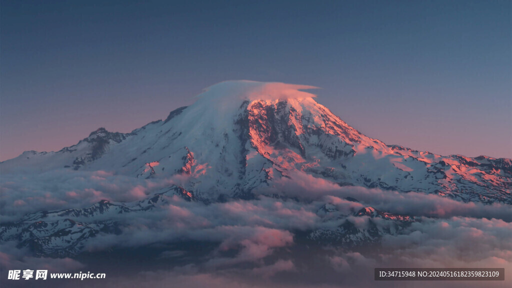 高耸雪山