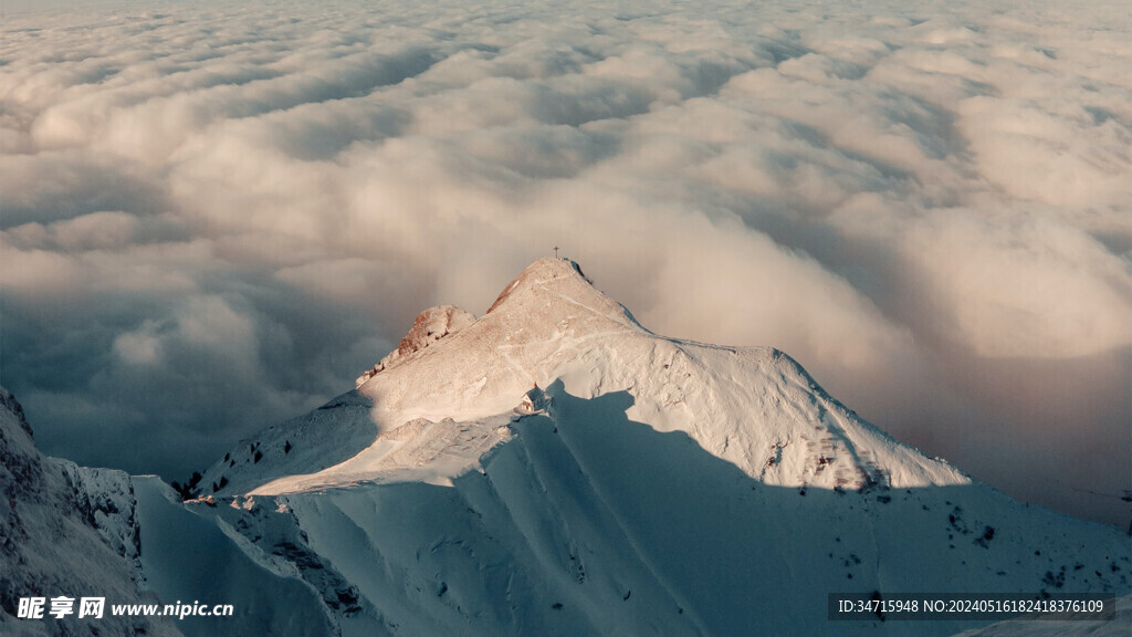 高耸雪山