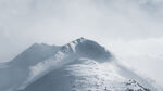 高耸雪山