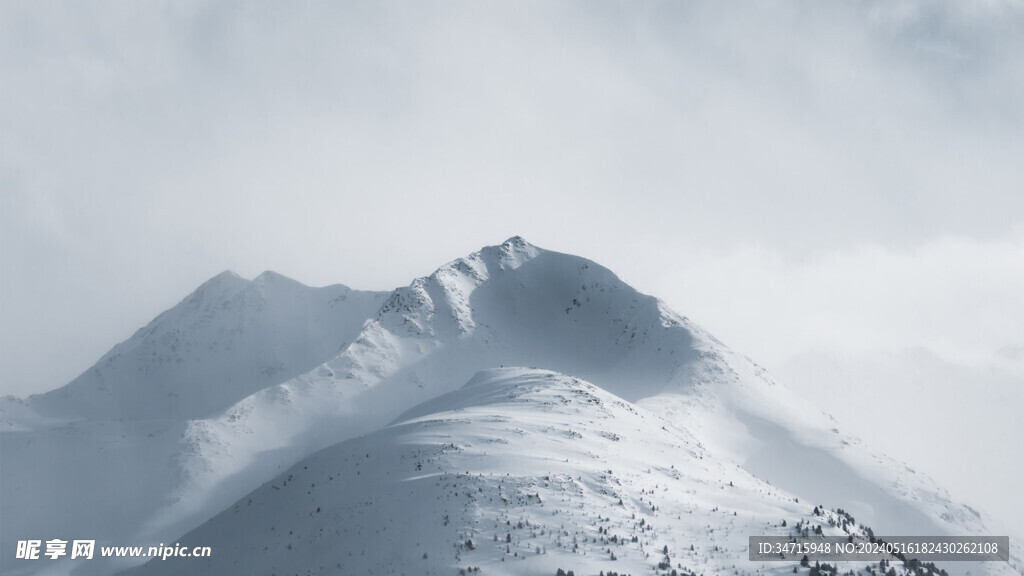 高耸雪山