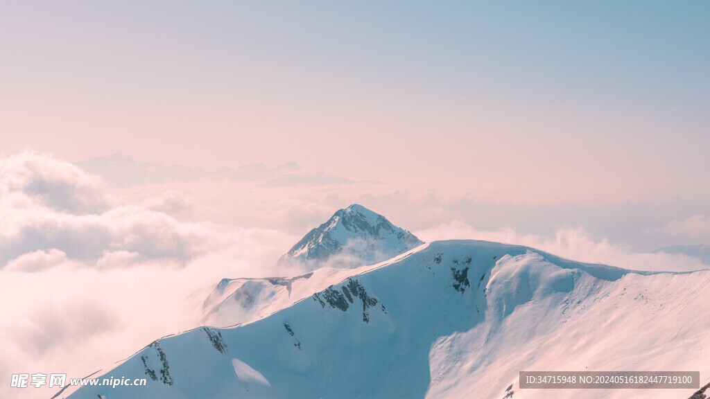 高耸雪山