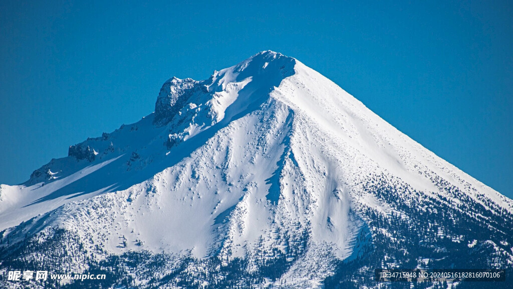 高耸的雪山