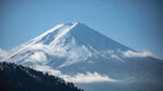 高耸雪山