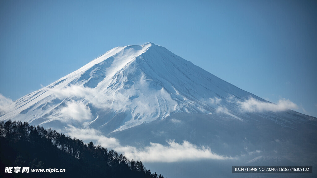 高耸雪山