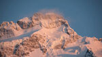 高耸雪山