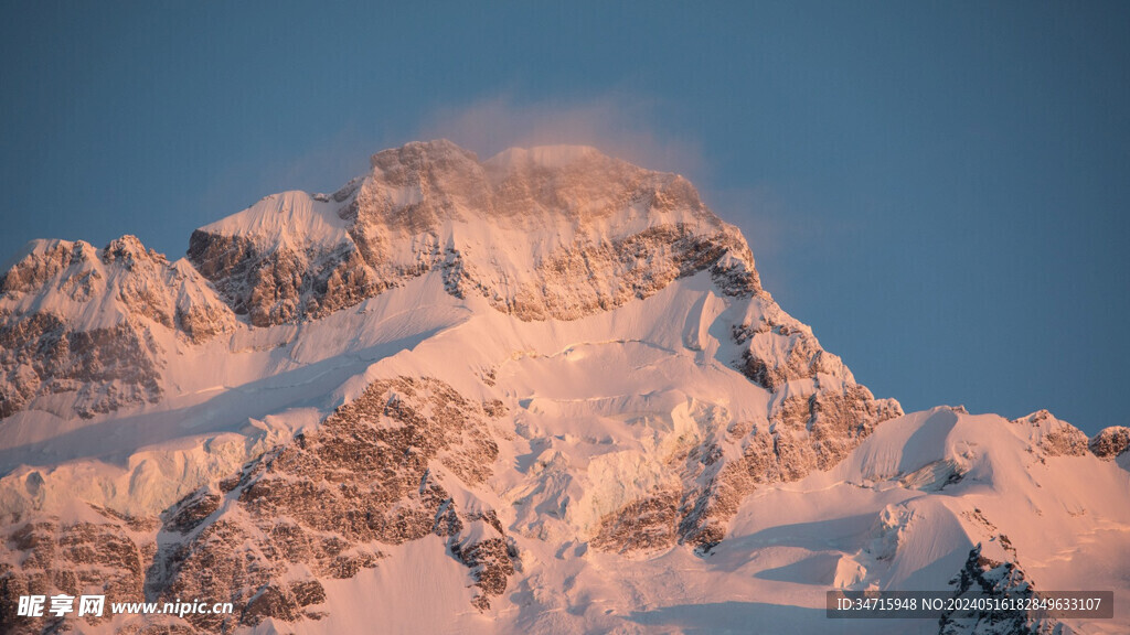 高耸雪山