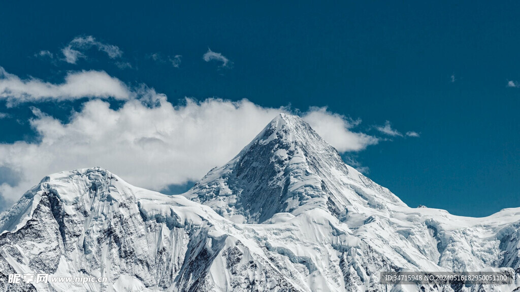 高耸雪山