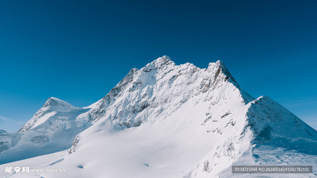 高耸雪山