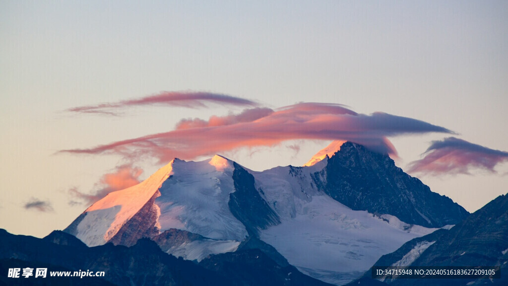 高耸雪山