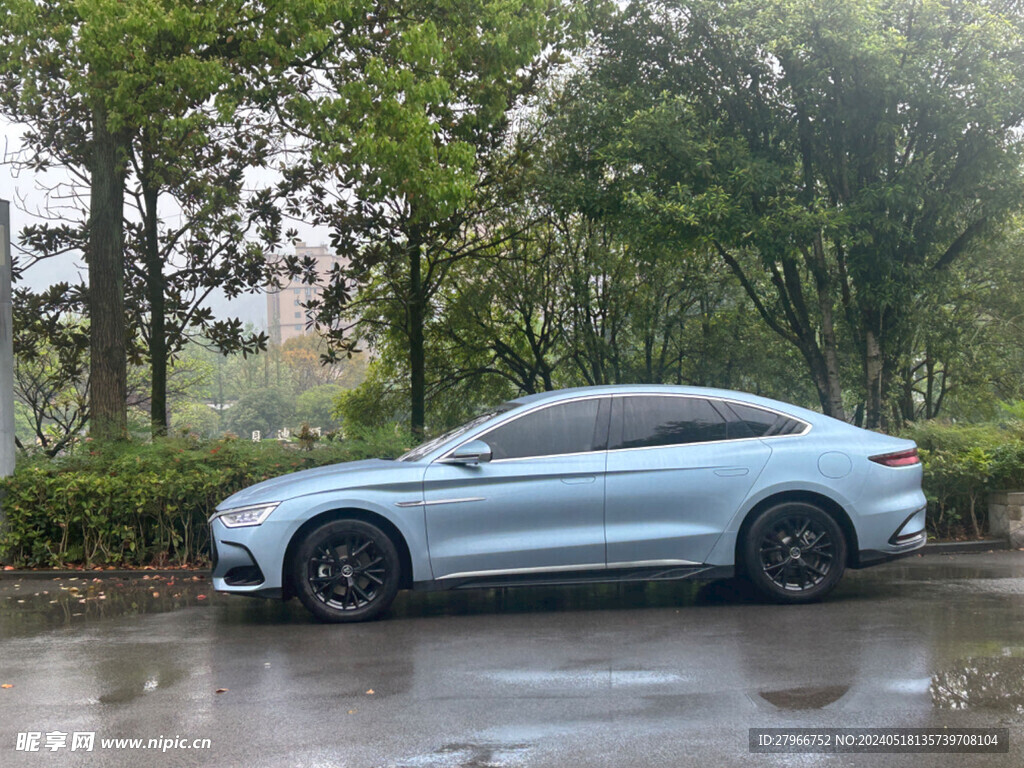 雨天马路的汽车