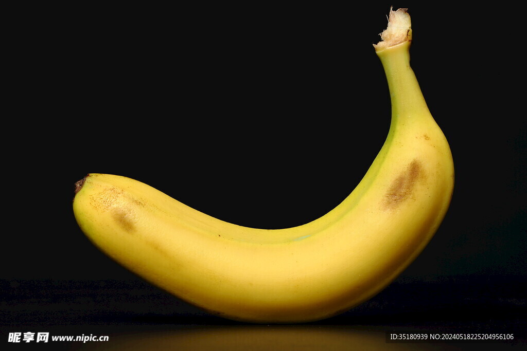 黑色背景香蕉