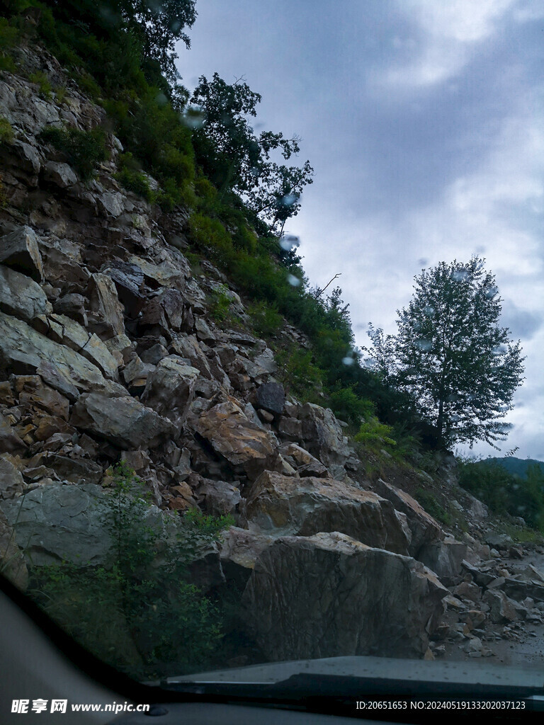 山体滑坡巨石