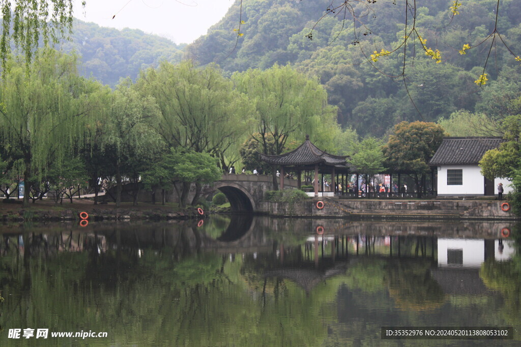 湖边小桥