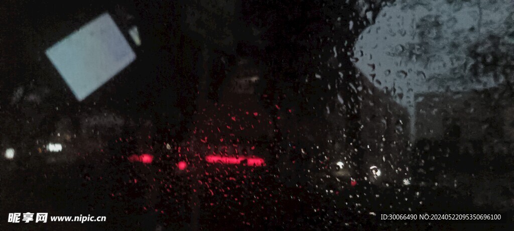 下雨天车窗外
