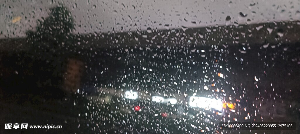 下雨天车窗外