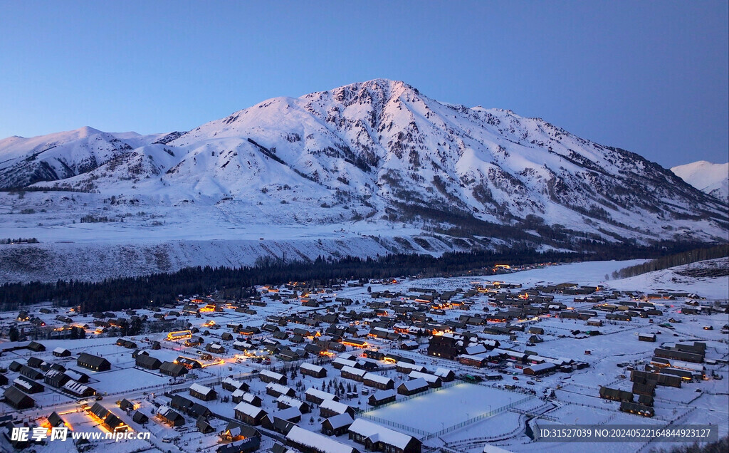 阿勒泰雪山